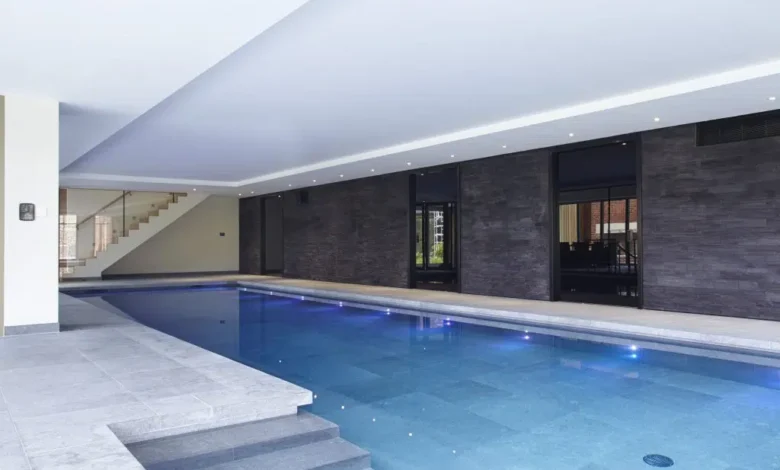 کدام گزینه برای شما مناسب است استخر روباز و سرپوشیده؟